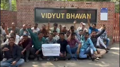 વડોદરા: રેસકોર્ષ વિદ્યુત ભવન ખાતે એપ્રેન્ટિસો દ્વારા ભરતી પ્રક્રિયા મુદ્દે કર્યું ધરણા પ્રદર્શન