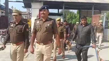 रामपुर: अपर पुलिस अधीक्षक अनुराग सिंह ने डॉग स्क्वायड की टीम के साथ रेलवे स्टेशन और बस स्टेशन पर संदिग्धों की तलाशी ली
