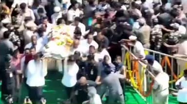 మేడ్చల్: ప్రజాకవి అందెశ్రీ అంత్యక్రియలలో పాడే మోసిన సీఎం రేవంత్ రెడ్డి