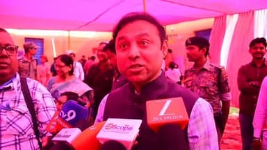 भागलपुर 11 नवंबर 2025, जिला निर्वाचन पदाधिकारी - सह- जिलाधिकारी डॉक्टर नवल किशोर चौधरी मतदान केंद्रों के निरीक्षण के दौर...