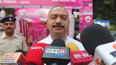 भागलपुर पूर्वीय क्षेत्र के पुलिस महानिरीक्षक श्री विवेक कुमार मतदान करने के उपरांत सेल्फी लेते हुए तथा संवाददाता को संबो...