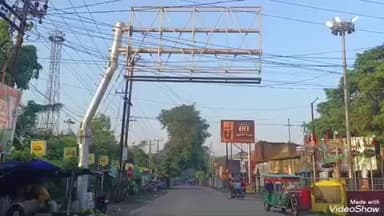 मधुपुर: मधुपुर थाना चौक पर खतरनाक यूनीपोल हादसे को दे रहा आमंत्रण, प्रशासन मौन