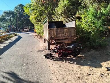 चमोली: रामलीला मंचन देखने जा रहे मोटरसाइकिल पिकअप वाहन से टकराने पर चार युवकों में से दो की मौके पर मौत, दो घायल