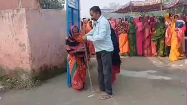 मझौलिया: मझौलिया में शांतिपूर्ण मतदान जारी, 95 वर्षीय तेतरी देवी और दिव्यांग भागीरथ सहनी बने प्रेरणा