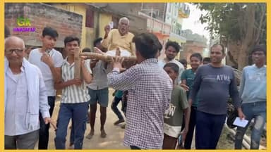 खटिया पर बैठकर पहुँचे वोट डालने के लिए !!