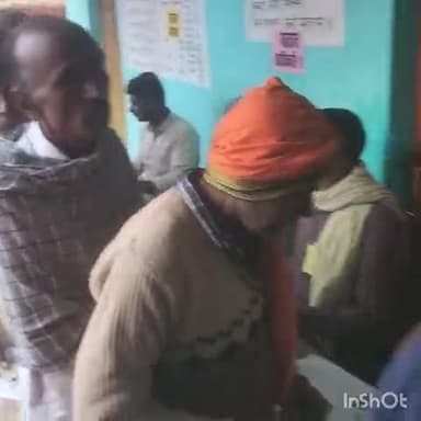 नरपतगंज: नरपतगंज प्रखंड क्षेत्र के विभिन्न मतदान केंद्रों पर प्रशासन के कड़ी सुरक्षा व्यवस्था के बीच मतदान जारी