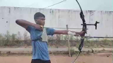 खूंटी: उपायुक्त ने खूंटी में ज़िले के अंतरराष्ट्रीय तीरंदाज झोंगो पाहन को किया सम्मानित