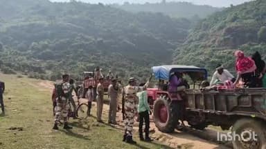 अधौरा: बड़वान कला में मतदान केंद्र पर विनोबा नगर के मतदाताओं ने 7 किलोमीटर ट्रैक्टर से जाकर किया मतदान