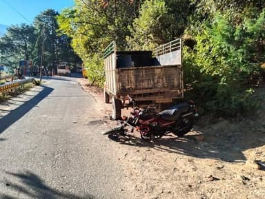 🚨 गोपेश्वर में दर्दनाक सड़क हादसा 😔
दो मासूमों की मौत, दो घायल
देर रात एक मोटरसाइकिल (Avenger संख्या UK07 BT 8076) अनि...