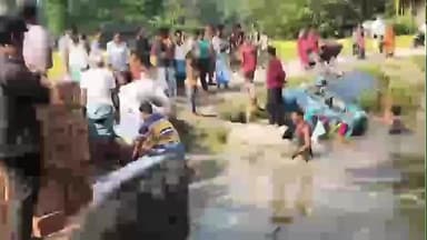 শীতলকুচি: দুয়ারে রেশন দিতে গিয়ে গোলেনাওহাটি এলাকায় পুকুরে পড়ল ভুটভুটি , চাঞ্চল্য এলাকায়