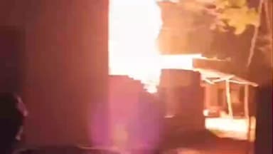 बिलग्राम: आदमपुर गांव में ट्रांसफार्मर में लगी भीषण आग, बड़ा हादसा टला, वीडियो सोशल मीडिया पर हुआ वायरल