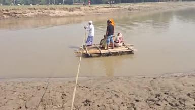 अमौर: अमौर प्रखंड में थर्मोकोल के सहारे नदी पार कर मतदान करने गए मतदाता