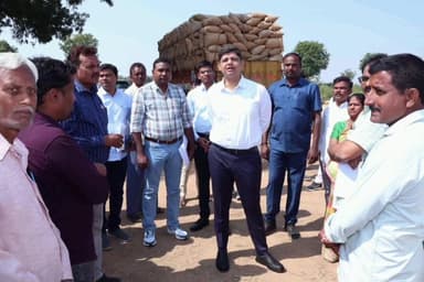 కామారెడ్డి: ఇస్రోజివాడి లో వరి కొనుగోలు కేంద్రాన్ని ఆకస్మికంగా తనిఖీ, కొనుగోలు తీరును పరిశీలించిన : జిల్లా కలెక్టర్ ఆశిష్ సాంగ్వాన్