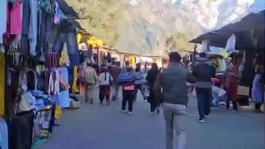 कल्पा: रिकांग पिओ में दो-तीन दिनों से मौसम साफ, खिली तेज धूप में व्यापारी कर रहे जमकर व्यापार और हो रही खरीददारी