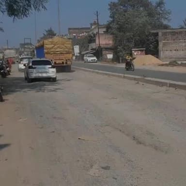 चांडिल: चौका कांड्रा सड़क मार्ग पर उड़ती धूल से परेशान दुकानदारों ने अनुमंडल में सौंपा ज्ञापन