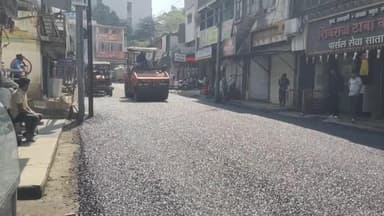 सातारा: साताऱ्यात निवडणूक प्रक्रिया सुरू असतानाच विकासकामांनाही वेग, राजवाडा येथील तांदूळआळी येथे रस्ता डांबरीकरण सुरू