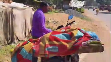 बोडला: नगवाही गांव से आई मार्मिक तस्वीर, कैंसर पीड़ित पत्नी को बाइक में ले जा रहा पति, इलाज के लिए नहीं बचे पैसे