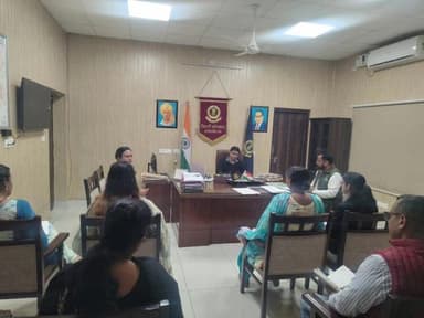 ਮਲੇਰਕੋਟਲਾ: ਡੀਸੀ ਵੱਲੋਂ ਬੇਟੀ ਪੜਾਓ ਬੇਟੀ ਬਚਾਓ ਮੁਹਿੰਮ ਨੂੰ ਹੋਰ ਲੋਕਾਂ ਤੱਕ ਜਾਗਤ ਕਰਨ ਦੇ ਲਈ ਵੱਖ-ਵੱਖ ਅਧਿਕਾਰੀਆਂ ਨਾਲ ਕੀਤੀ ਮੀਟਿੰਗ।