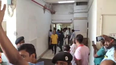 কলকাতা: তিন বছর পর জেলমুক্ত প্রাক্তন শিক্ষামন্ত্রী পার্থ চট্টোপাধ্যায়, হাসপাতালে থেকে নাকতলার বাড়ির পথে প্রাক্তন মন্ত্রী