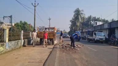 କାମାକ୍ଷାନଗର: କାମାକ୍ଷାନଗର ସହର ଦେଇ ଯାଉଥିବା ଆବର୍ଜନା ବୋଝେଇ ଗାଡିରୁ ଅଳିଆ ପଡି ଅଞ୍ଚଳକୁ କରୁଛି ଦୂଷିତ ,ମଙ୍ଗଳବାର ୪ଟାରେ ପ୍ରତିକ୍ରିୟା ରଖିଲେ