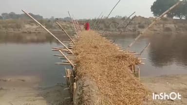 बंजरिया: सुंदरपुर बूथ पर सिकरहना नदी के ऊपर बने चचरी पुल से 6 किमी पैदल चलकर मतदान के लिए पहुंचे वोटर