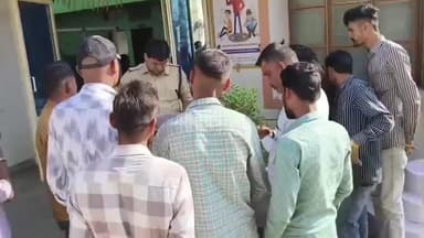 शामगढ़: शिव हनुमान मंदिर चौराहे पर आजाद पार्टी के जिलाध्यक्ष ने दिया बेतुका बयान