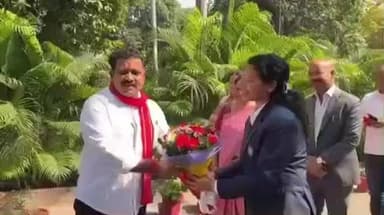 कवर्धा: उपमुख्यमंत्री विजय शर्मा ने महिला क्रिकेट टीम की फिजियोथेरेपिस्ट आकांक्षा सत्यवंशी से मुलाकात कर दी शुभकामनाएं