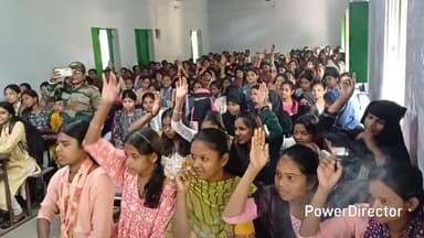 महिला सुरक्षा और साइबर से बचाव को लेकर जामताड़ा पुलिस चला रही हैं जागरूकता अभियान।महिला कॉलेज से अभियान की शुरुआत ।