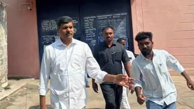 పెనుకొండ జైలులో ఉన్న వైసీపీ కార్యకర్తలను పరామర్శించిన పుట్టపర్తి మాజీ ఎమ్మెల్యే శ్రీధర్ రెడ్డి