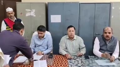 भिंड नगर: कलेक्टर ने कलेक्ट्रेट कक्ष में 90 से अधिक शिकायती आवेदनों पर जनसुनवाई की