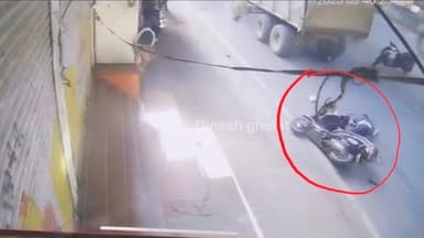 नगर निगम के डंपर ने युवक को कुचला,ओवरटेक करते हुए पीछे से मारी टक्कर!
#NewsUpdate #ajmer #news #short #cc #CCTVCamera ...