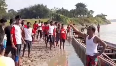 তুফানগঞ্জ ১: দেওচড়াই পুরান বাঁধের পাড় এলাকায় বাইচের জন্য প্রস্তুত নৌকা নিয়ম-কানুন মেনে নদীতে নামানো হলো