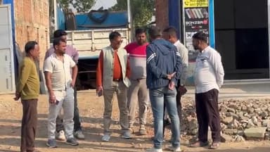 सरिया: सरिया के बागोडीह मोड़ के पास रांची-दुमका मुख्य मार्ग पर नाली निर्माण का एई व जेई ने किया निरीक्षण