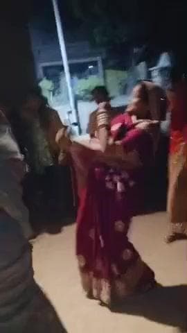ji han sabhi logon se kahana Hai Dil Kya jawab sar maja aaya shaadi ke mahaul mein dekhte hi dhamakedar bhabhi aur devar