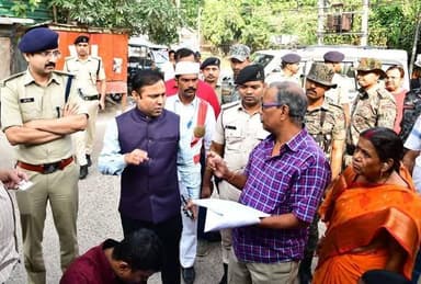 भागलपुर शहरी क्षेत्र के दुर्गा चरण हाई स्कूल मतदान केंद्र पर ऑक्सीजन लगा कर मतदान करने आए हुए मतदाता से वार्ता करते हुए ...