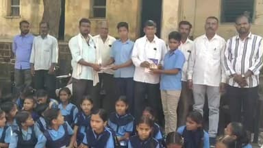 कळमनूरी: पोत्रा येथील रणवीर दांपत्यांनी आईच्या पुण्यतिथीच्या खर्चात विद्यार्थ्यांना केले शैक्षणिक साहित्याचे वाटप