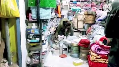 शाहनगर: शाहनगर में व्यापारी की दुकान में घुसा धामन सर्प, सर्प मित्र धीरेन्द्र सोनी ने सुरक्षित किया रेस्क्यू