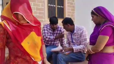 मूंडवा: मूंडवा एसआईआर के तहत मतदाताओं के घर-घर जाकर प्रपत्र का वितरण किया गया