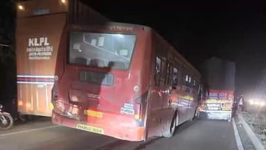 धुळे: पुरमेपाडा शिवारात हॉटेल शिवशक्ती समोर रस्त्यावर बस ट्रकचा भीषण अपघात एक ठार, सात ते आठ जण जखमी तालुका पोलिसात गुन्हा दाख