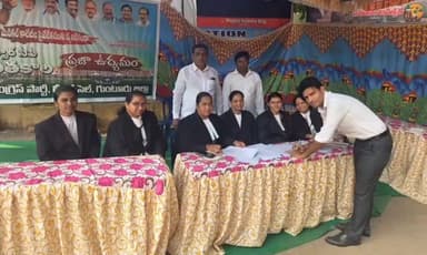 గుంటూరు: జిల్లా కోర్టు వద్ద రెండవ రోజు సంతకాల సేకరణ చేపట్టిన మహిళా న్యాయవాదులు