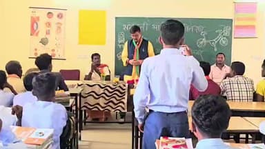 सुकमा: तालनार हाई स्कूल में सरस्वती साइकिल योजना के तहत, जिला पंचायत सदस्य हूंगाराम मरकाम ने 15 छात्राओं को साइकिल प्रदान की