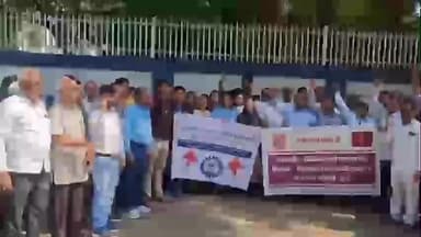 धुळे: जेल रोड येथे राज्य सरकार कर्मचारी संघटना वतीने प्रलंबित मागणीसाठी केली निदर्शने