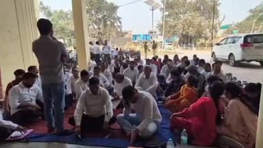 एटा: ग्राम विकास अधिकारियों का अनिश्चितकालीन धरना, मुख्य विकास अधिकारी ने कहा- जांच रिपोर्ट के बाद बहाली की कार्रवाई तय होगी