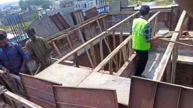 పుంగనూరు: అనుమతులు లేకుండా నిర్మిస్తున్న భవన నిర్మాణాన్ని తొలగించిన మున్సిపల్ అధికారులు.