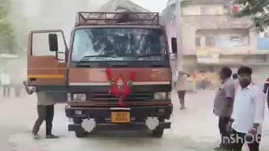 ଟିଟିଲାଗଡ: ଚାଉଳ ବୋଝେଇ ଟ୍ରକରେ ଲାଗିଲା ନିଆଁ - ଆୟତ୍ତ କଲେ ମେଦି ରେତା ପେଟ୍ରୋଲ ପମ୍ପ କର୍ମଚାରୀ ଓ ସ୍ଥାନୀୟ ଲୋକେ