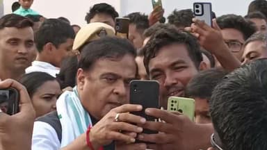 ছয়গাঁও: মামাক এবাৰ চুই চাবলৈ, মামাৰ সৈতে একপি চেল্ফি ল'বলৈ ভিৰ ভাগিনৰ