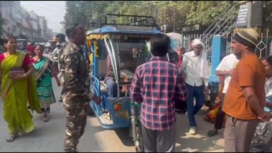 गिरिडीह: शहर में बढ़ते टोटो वाहनों पर नियंत्रण के लिए यातायात पुलिस ने अंबेडकर चौक पर चलाया विशेष जांच अभियान