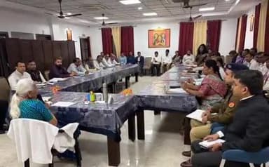 शोहरतगढ़: सिद्धार्थ विश्वविद्यालय कपिलवस्तु में राज्यपाल ने विभिन्न अधिकारियों के साथ की समीक्षा बैठक