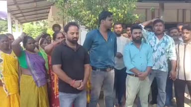 হোজাই: পৌৰসভাৰ কাৰ্য্যালয়ৰ সমীপত পৌৰসভাৰ অধীনত কৰ্মৰত চাফাই কৰ্মীৰ বিভিন্ন দাবীলৈ প্ৰতিবাদ