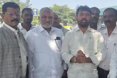 सातारा: सदर बाजार येथे रासपचे जिल्हाध्यक्ष डॉ.रमाकांत साठे यांच्याकडे प्रदेश अध्यक्ष काशिनाथ शेवते यांनी एबी फ़ॉर्म केले सुपूर्द